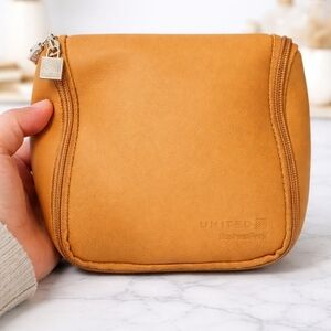 United Airlines BusinessFirst Travel Pouch Tan Cosmetic Bag Zipper Case